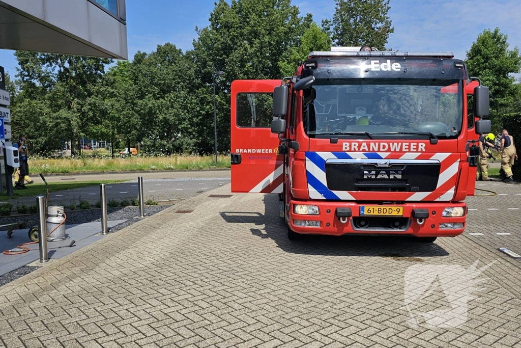 Haag vliegt in brand door onkruidverbrander