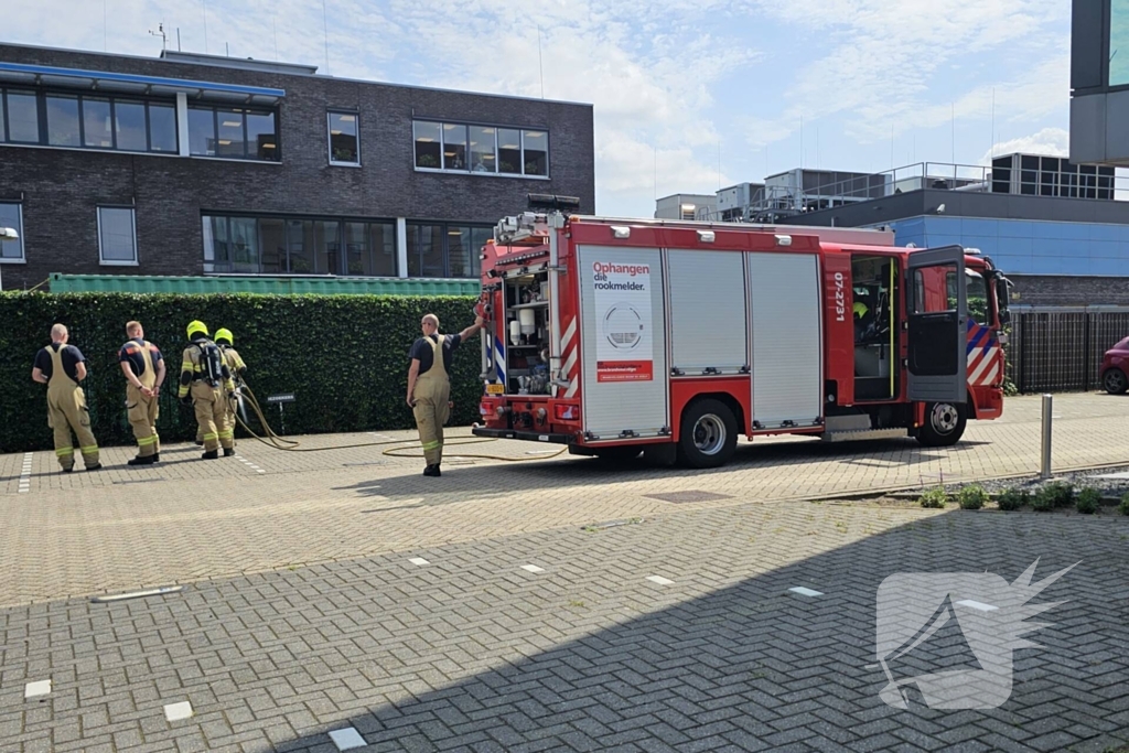 Haag vliegt in brand door onkruidverbrander