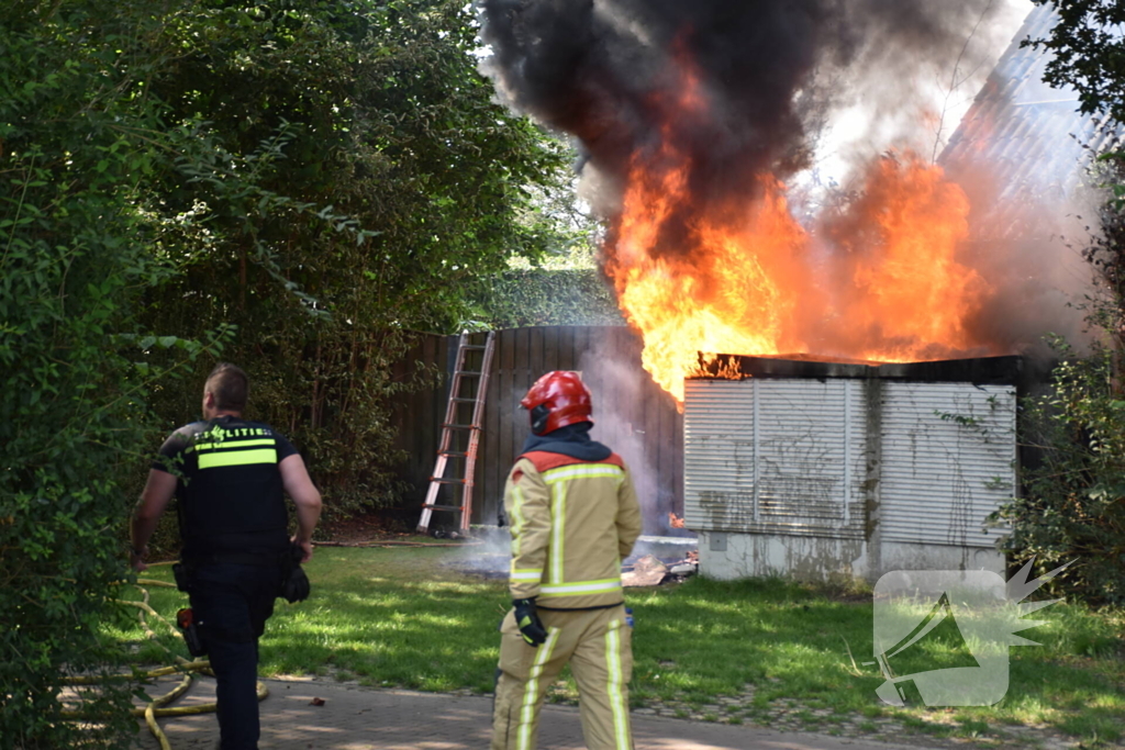 Zwarte rookwolken door brand in elektrakast