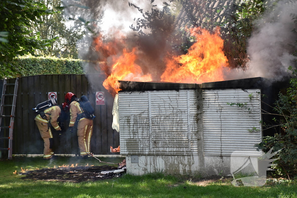 Zwarte rookwolken door brand in elektrakast