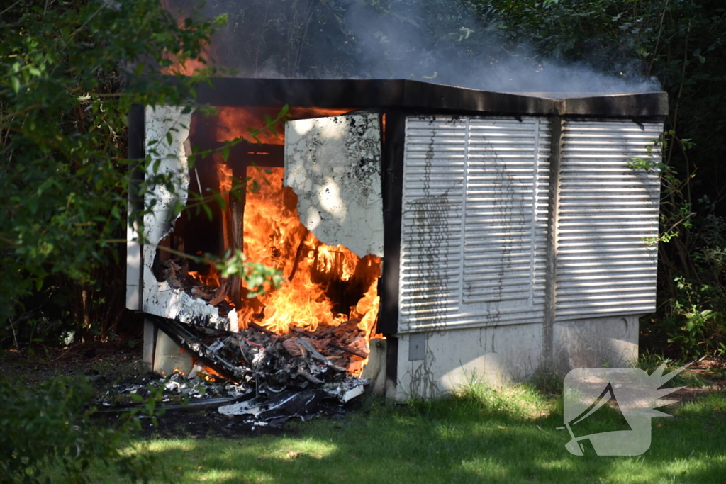 Zwarte rookwolken door brand in elektrakast