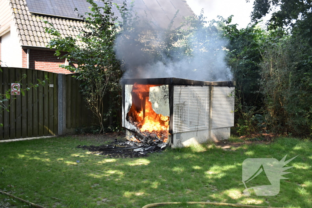 Zwarte rookwolken door brand in elektrakast