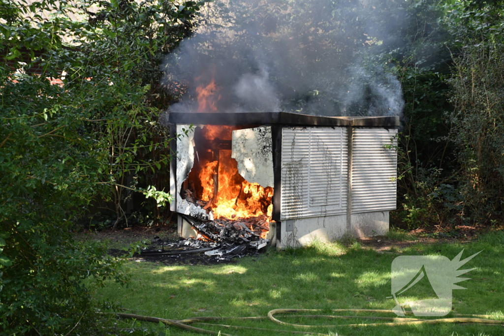 Zwarte rookwolken door brand in elektrakast