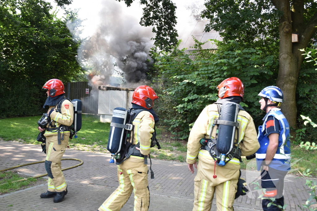 Zwarte rookwolken door brand in elektrakast