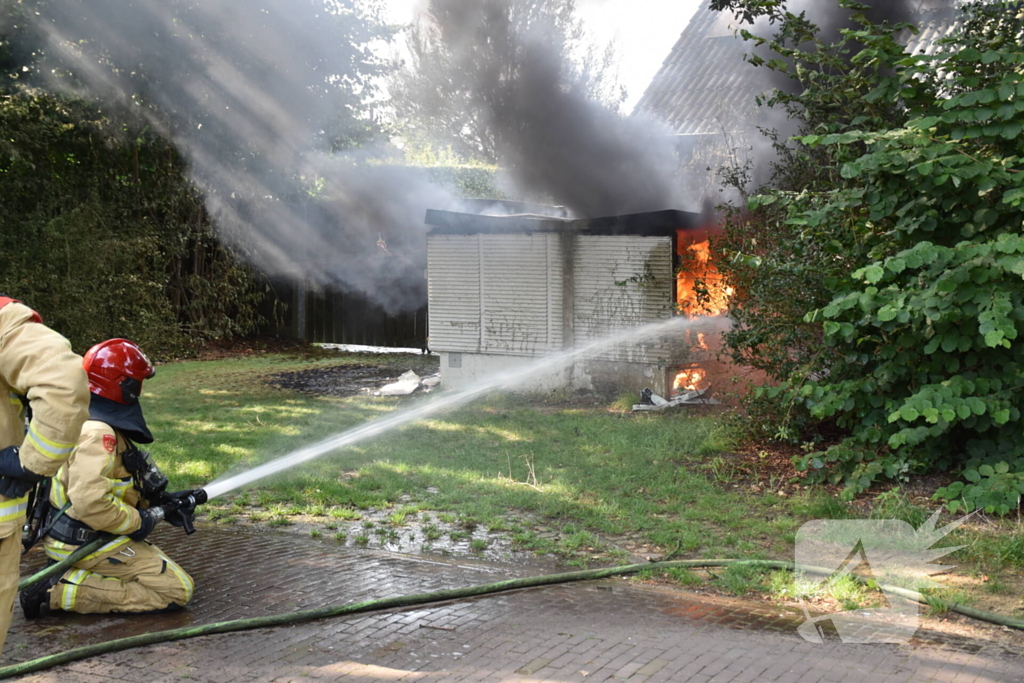 Zwarte rookwolken door brand in elektrakast