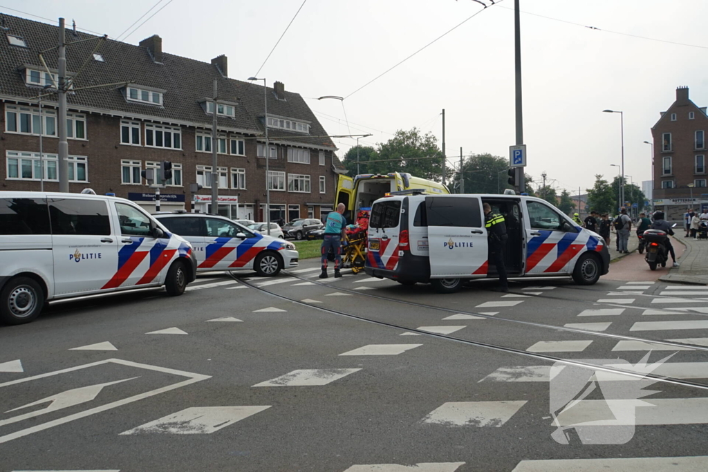 Fietser gewond aan hoofd na harde botsing met automobilist