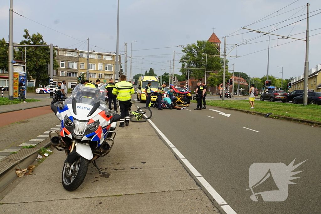 Fietser gewond aan hoofd na harde botsing met automobilist