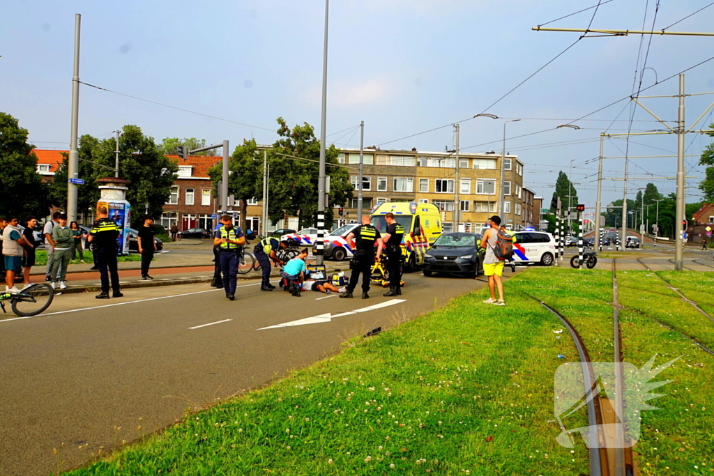 Fietser gewond aan hoofd na harde botsing met automobilist