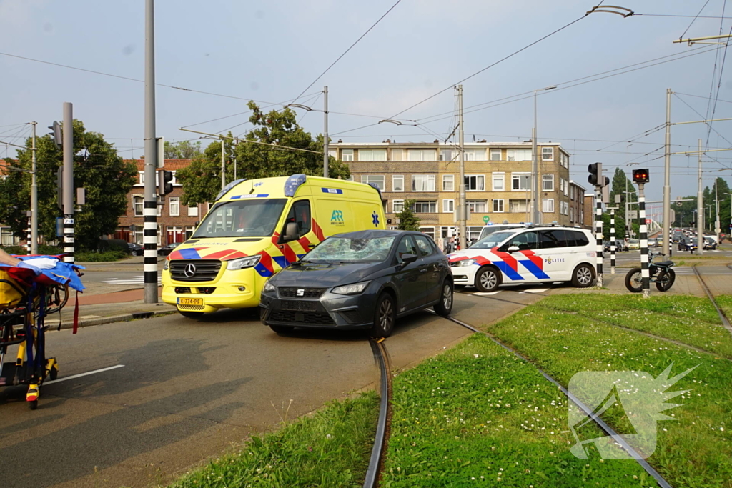 Fietser gewond aan hoofd na harde botsing met automobilist