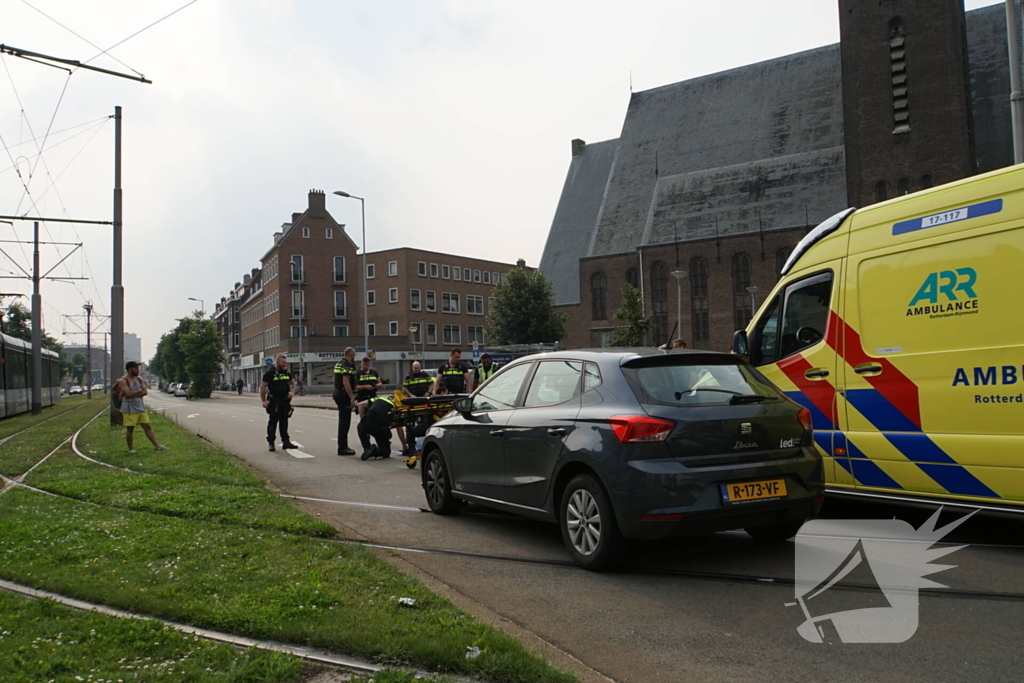 Fietser gewond aan hoofd na harde botsing met automobilist