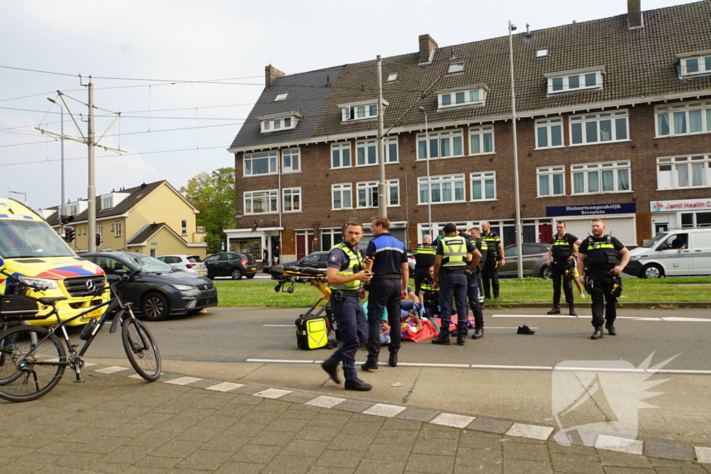 Fietser gewond aan hoofd na harde botsing met automobilist