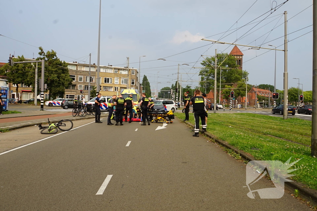 Fietser gewond aan hoofd na harde botsing met automobilist