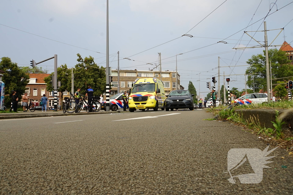 Fietser gewond aan hoofd na harde botsing met automobilist