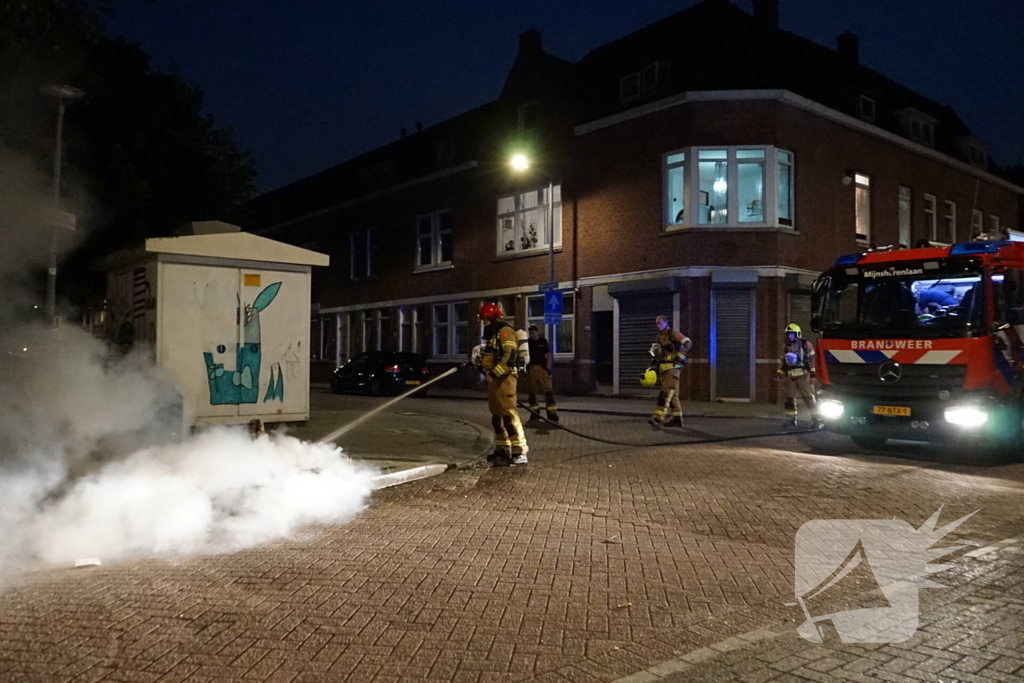 Brandweer blust brand naast afvalcontainer