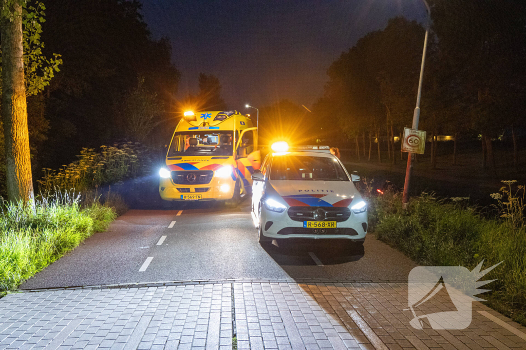 Automobilist ramt lantaarnpaal en belandt naast weg