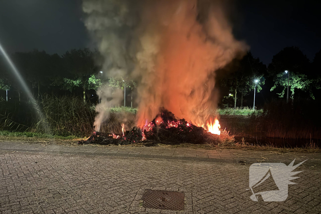 Stapel hooi vliegt in brand