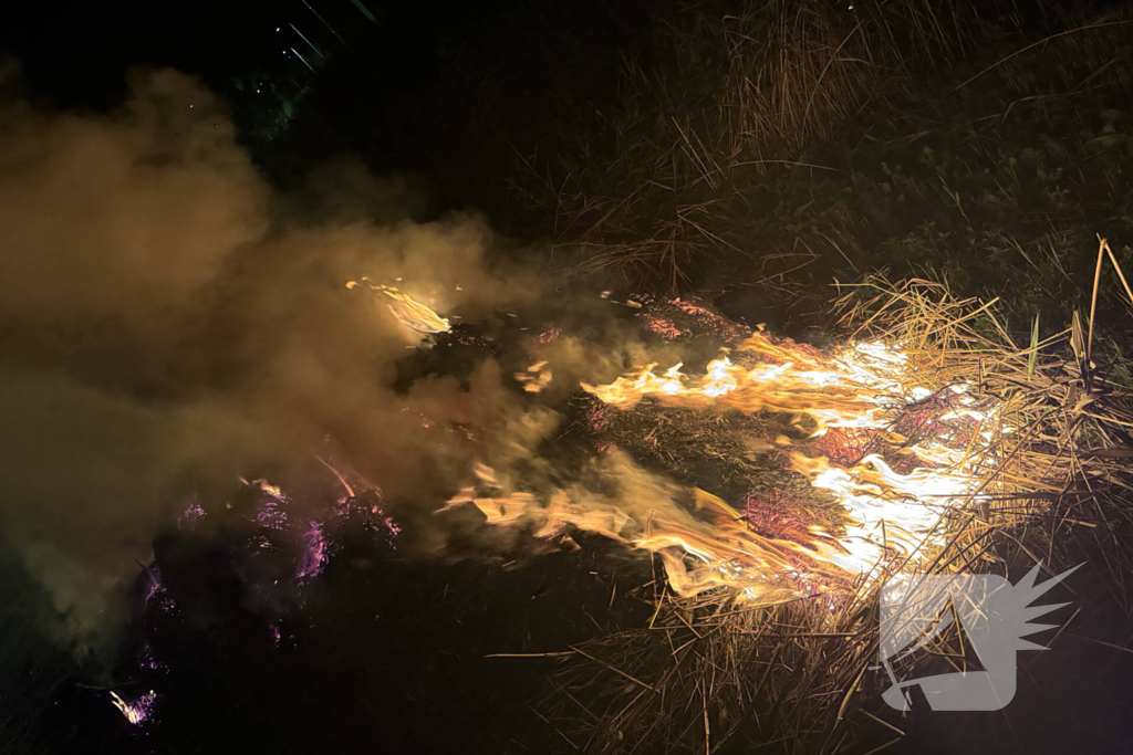 Stapel hooi vliegt in brand