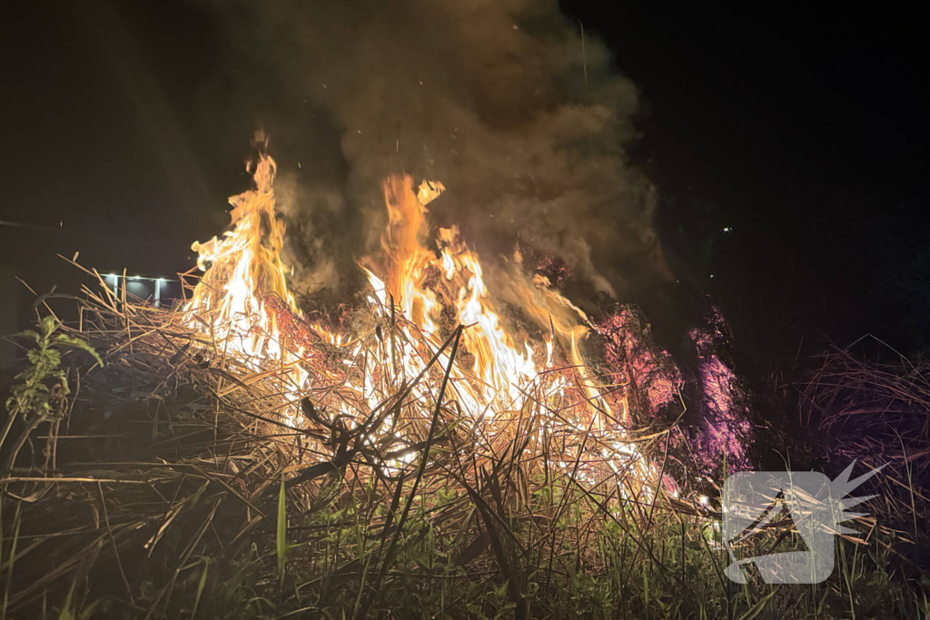 Stapel hooi vliegt in brand