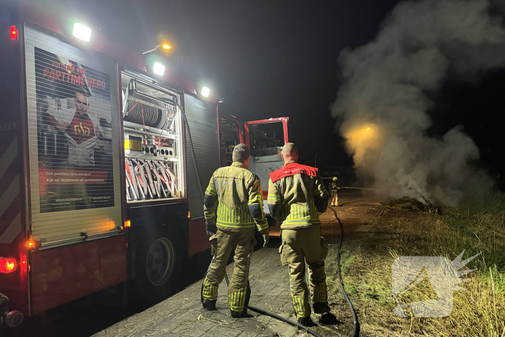 Stapel hooi vliegt in brand