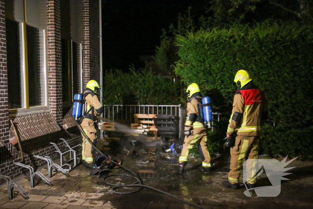 Brand naast gebouw snel onder controle