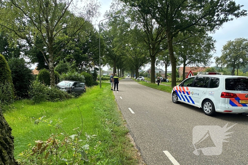 Twee voertuigen botsen op elkaar een belandt tegen boom