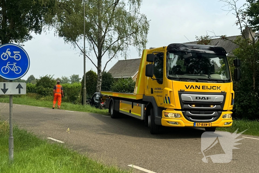 Twee voertuigen botsen op elkaar een belandt tegen boom