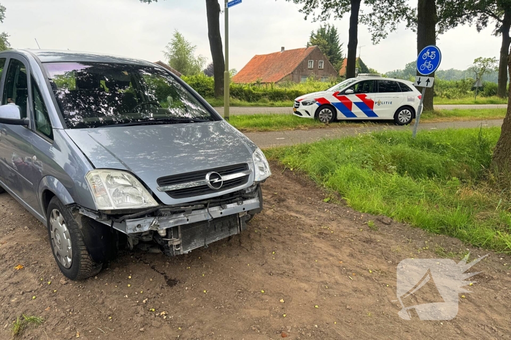 Twee voertuigen botsen op elkaar een belandt tegen boom