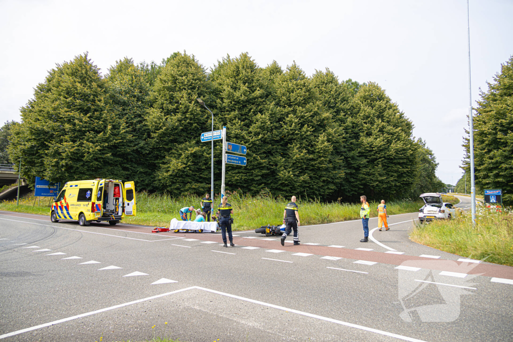 Motorrijder gewond bij aanrijding op oprit