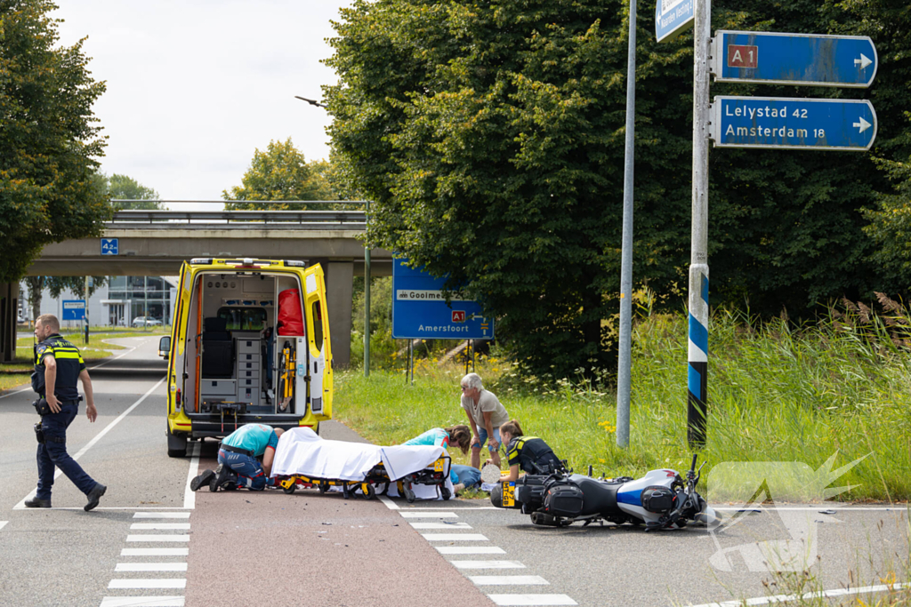 Motorrijder gewond bij aanrijding op oprit