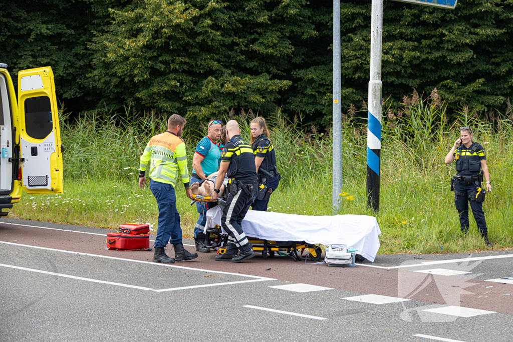 Motorrijder gewond bij aanrijding op oprit