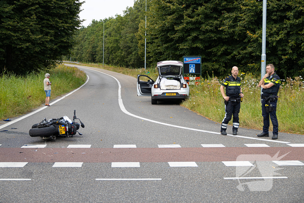 Motorrijder gewond bij aanrijding op oprit