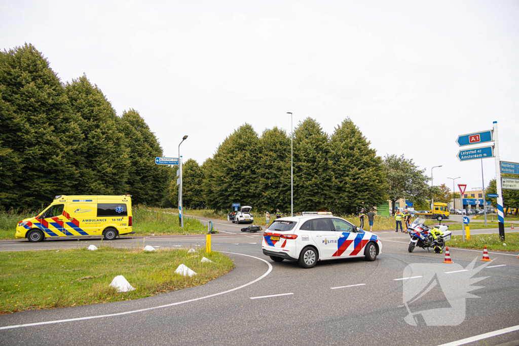 Motorrijder gewond bij aanrijding op oprit