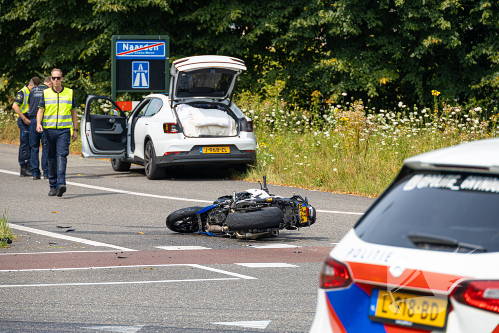 Motorrijder gewond bij aanrijding op oprit