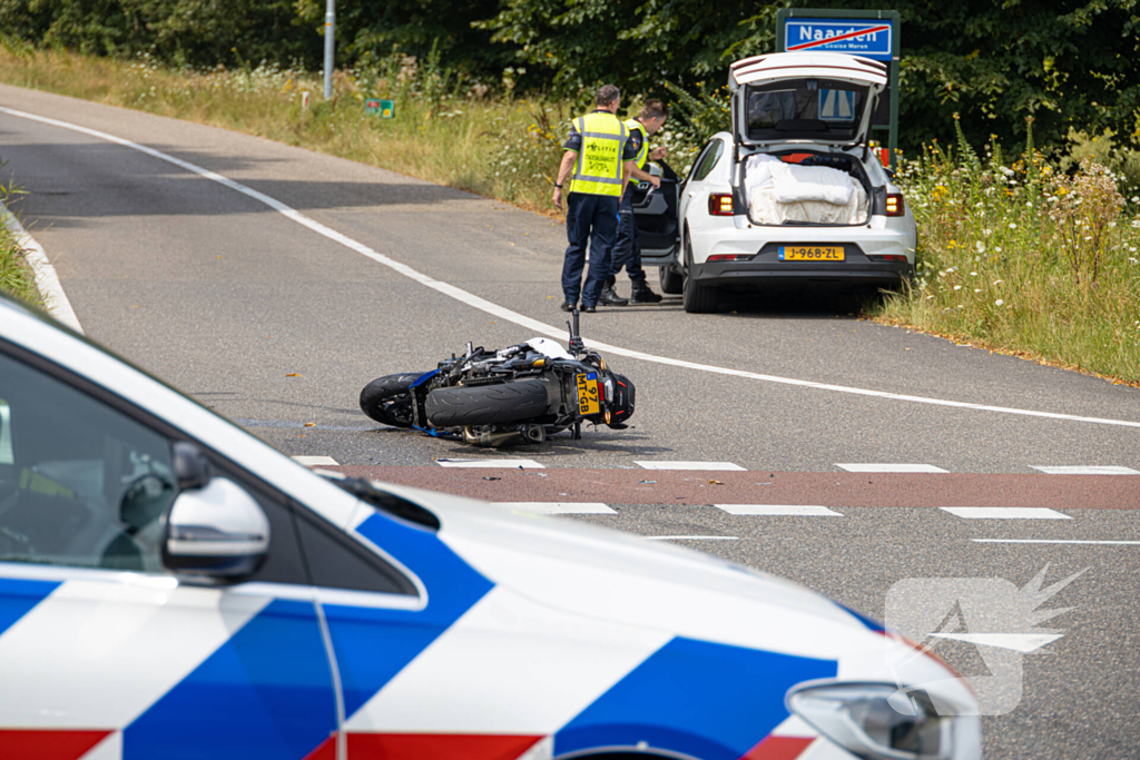 Motorrijder gewond bij aanrijding op oprit