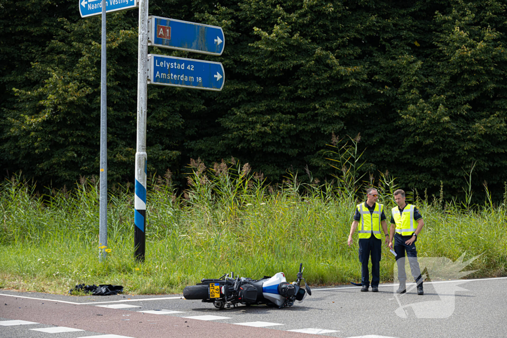 Motorrijder gewond bij aanrijding op oprit