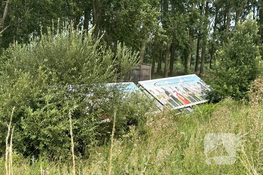 Vrachtwagen belandt in sloot naast snelweg, chauffeur ongedeerd