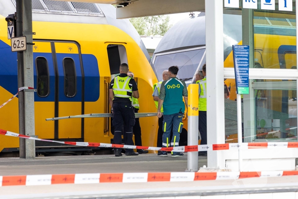 Persoon overleden na aanrijding met trein op station