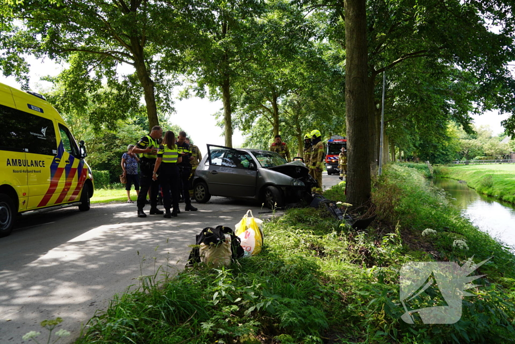 Inzittenden gewond bij botsing tegen boom