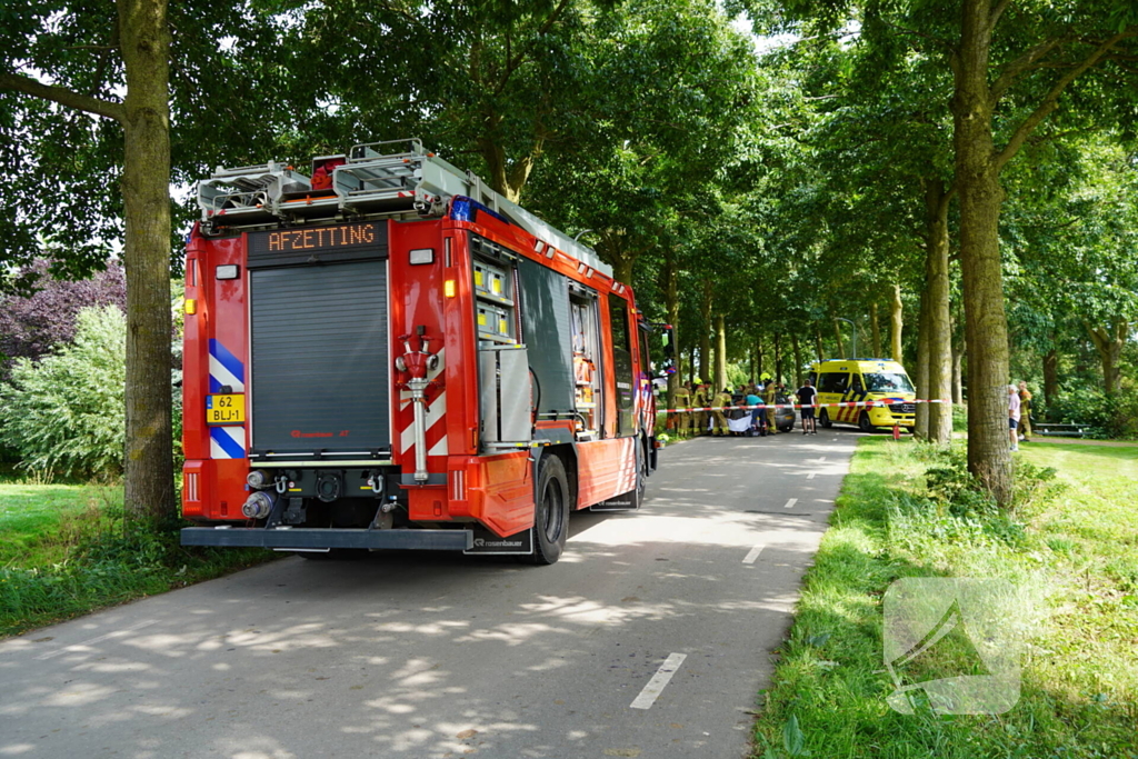 Inzittenden gewond bij botsing tegen boom