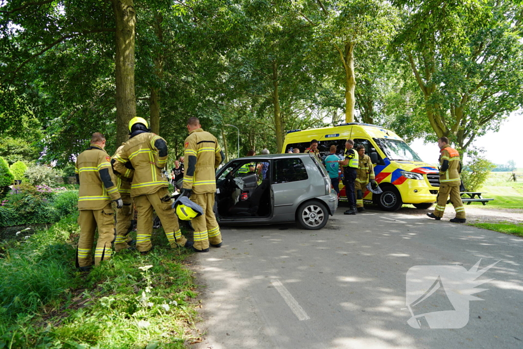 Inzittenden gewond bij botsing tegen boom