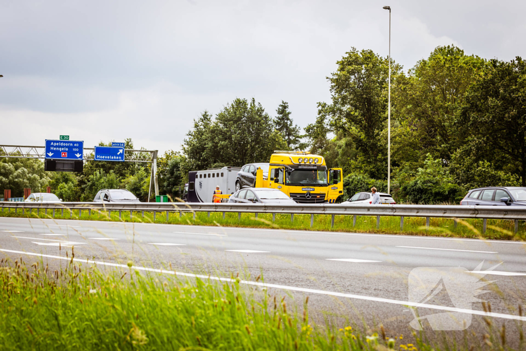 Rijbaan snelweg afgesloten door verkeersongeval