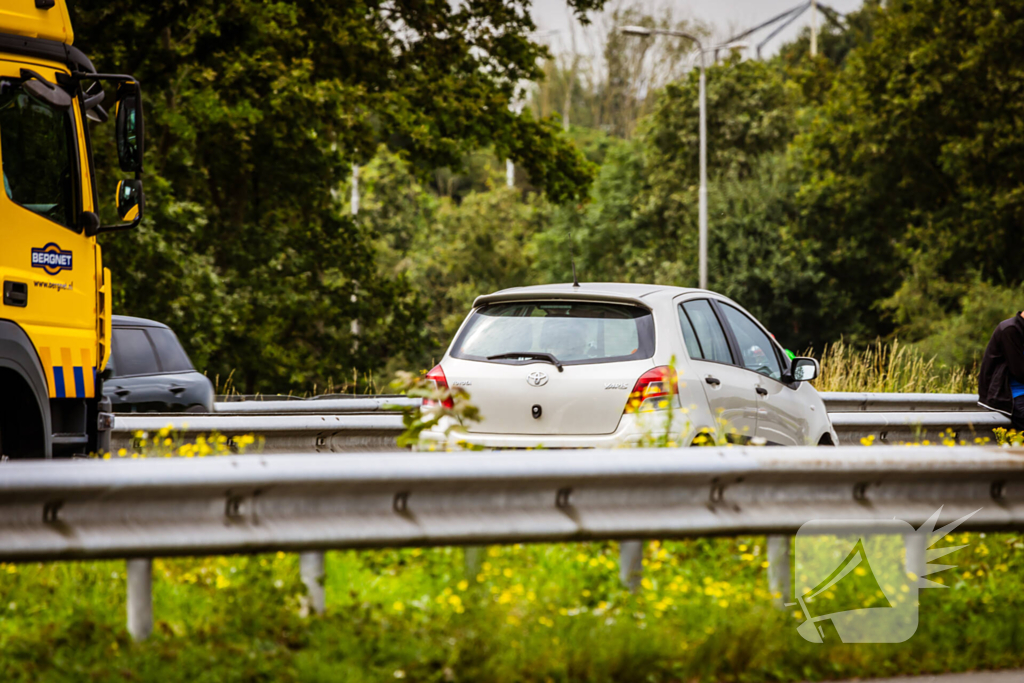 Rijbaan snelweg afgesloten door verkeersongeval