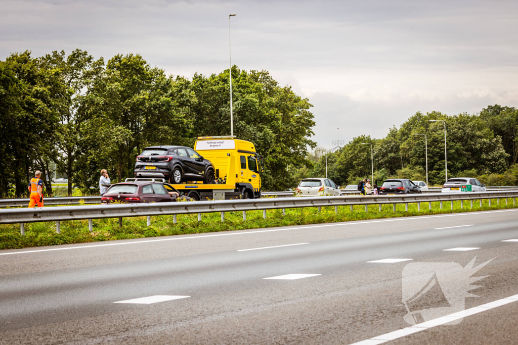 Rijbaan snelweg afgesloten door verkeersongeval