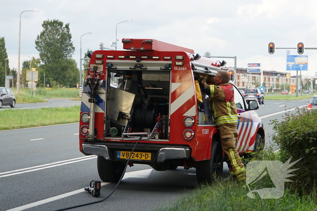 Brandweer blust brand onder motorkap