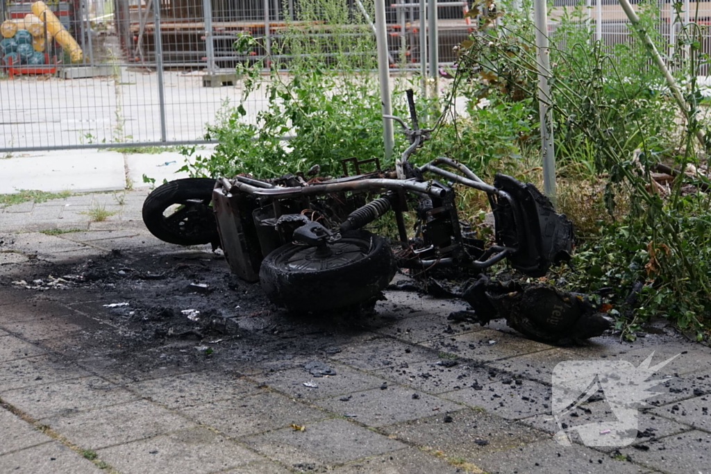 Elektrische deelscooter in brand gestoken