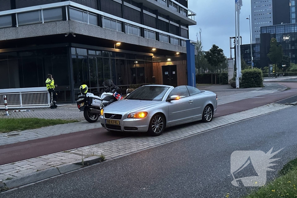 Vermoedelijk beschonken bestuurder met lekke band strand