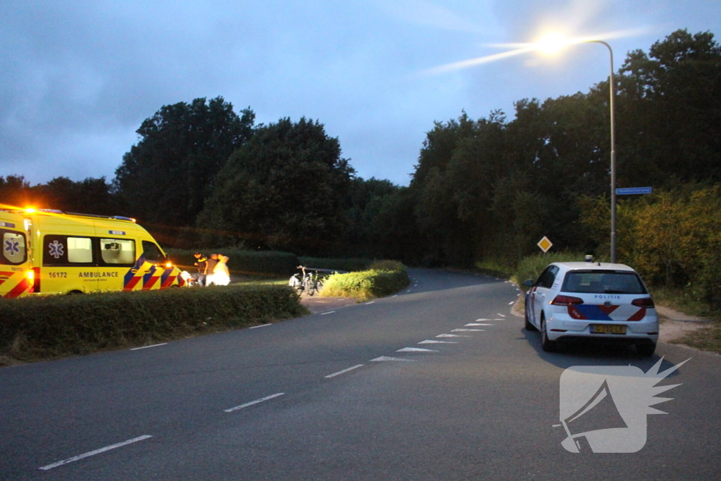 Brommerrijder vliegt uit de bocht