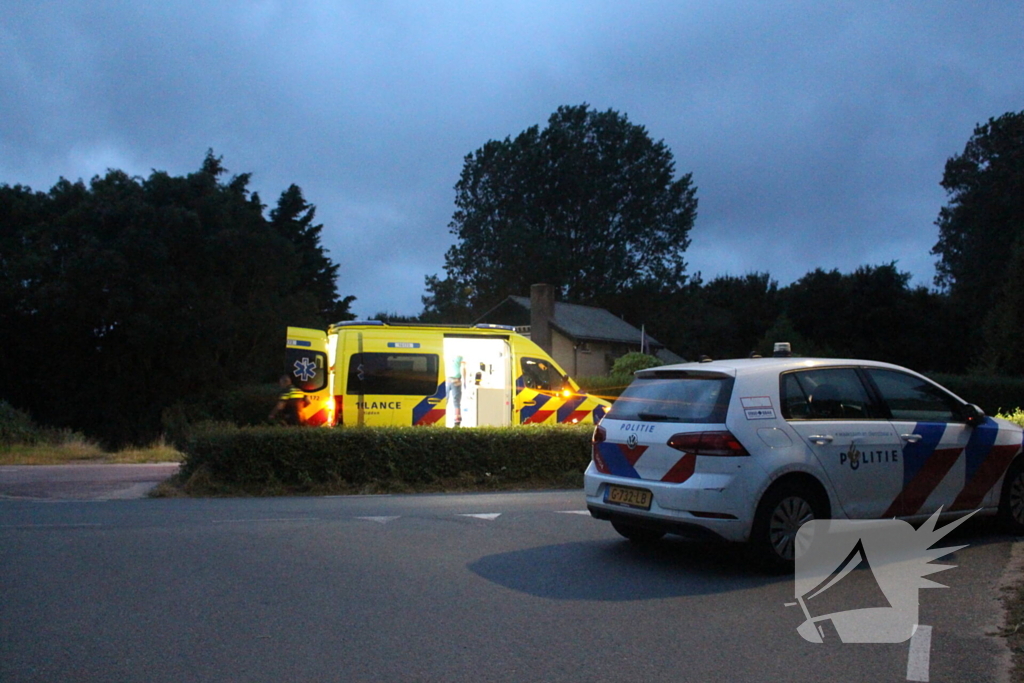 Brommerrijder vliegt uit de bocht