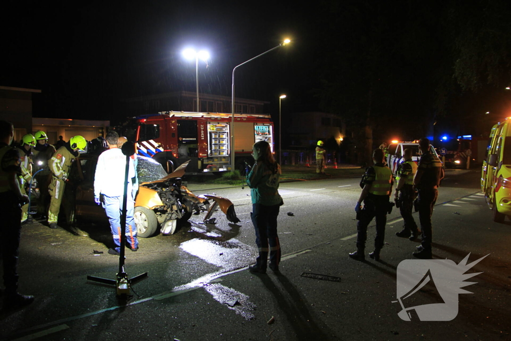 Gewonde bevrijdt na botsing tegen boom