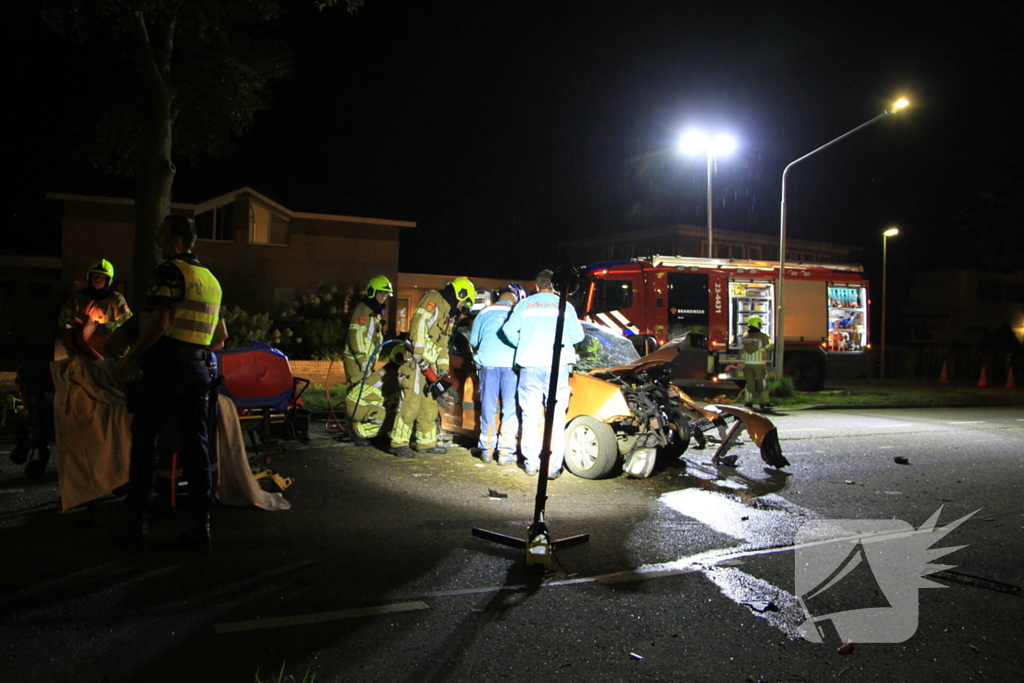 Gewonde bevrijdt na botsing tegen boom